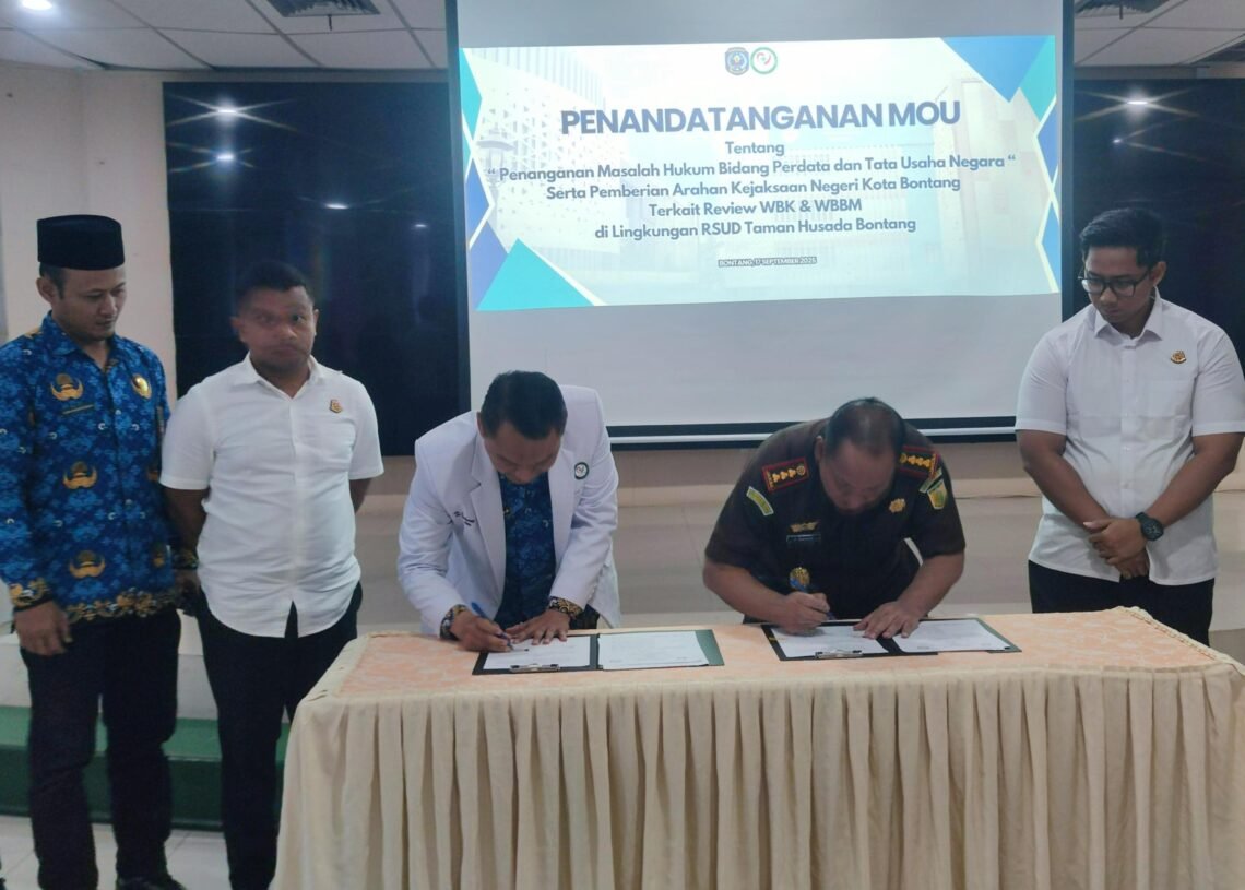 Direktur RSUD Taman Husada Bontang, dr. Suhardi Sp.Jp teken MoU dengan Kepala Kejari Bontang, Philipus Siahaan