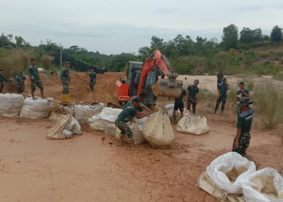 TNI Lanjutkan Kerja Bakti Pascabencana, Bangun Tanggul Sementara Lindungi Kampung Timur