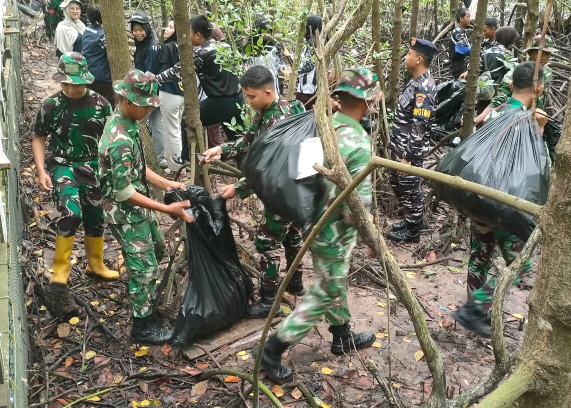Kodim 0908/Bontang Inisiasi Karya Bakti Massal di Pantai Mangrove