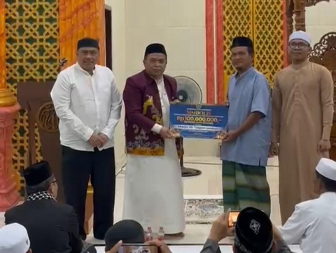 Agus Haris Safari Ramadan di Masjid At-Taqwa Berebas Tengah, Serahkan Bantuan Rp100 Juta