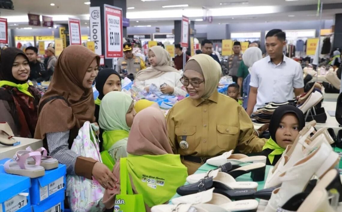 Suasana Haru Warnai “Wisata Belanja Ramadan 2026” di Ramayana Bontang
