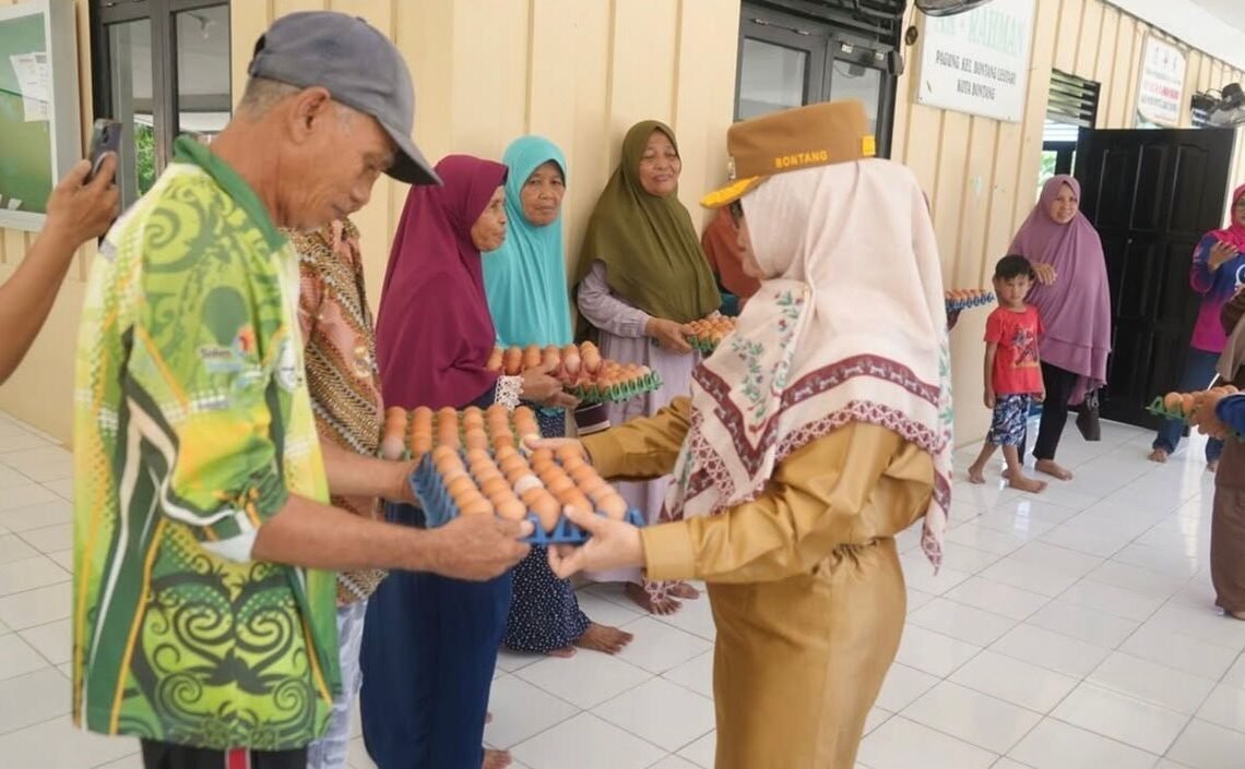 Wali Kota Bontang Serahkan Bantuan Lansia, Tegaskan Komitmen Perlindungan Sosial