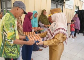 Wali Kota Bontang Serahkan Bantuan Lansia, Tegaskan Komitmen Perlindungan Sosial