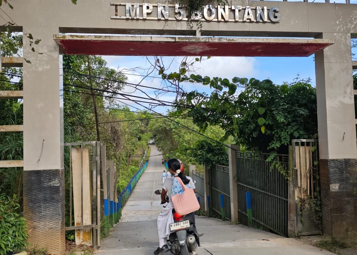 SMPN 5 Bontang Perkuat Pendidikan Karakter Lewat Program Jumat Bersih