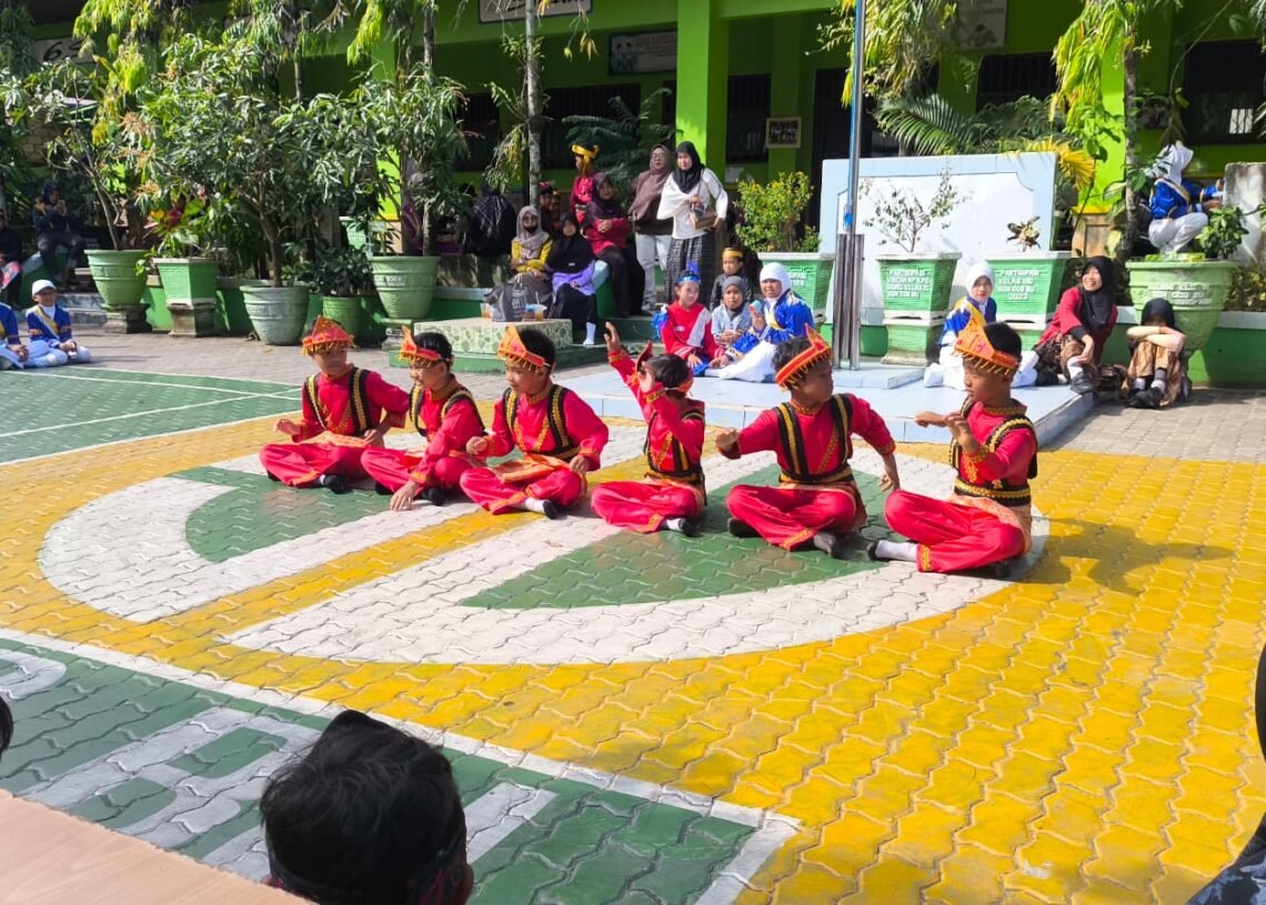 Gunakan Metode Praktik Langsung, Siswa SDN 008 Bontang Dinilai Lewat Penampilan Tari Daerah Nusantara