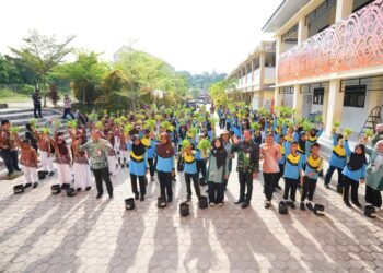 Panen 96 Polibag Kangkung Jadi Pengalaman Berharga bagi Siswa SDN 009 Bontang Utara