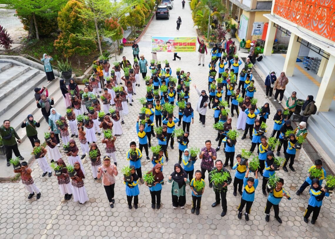 DKP3 Bontang Dampingi Siswa Pelajari Budidaya Tanaman Lewat Smartani Goes To School