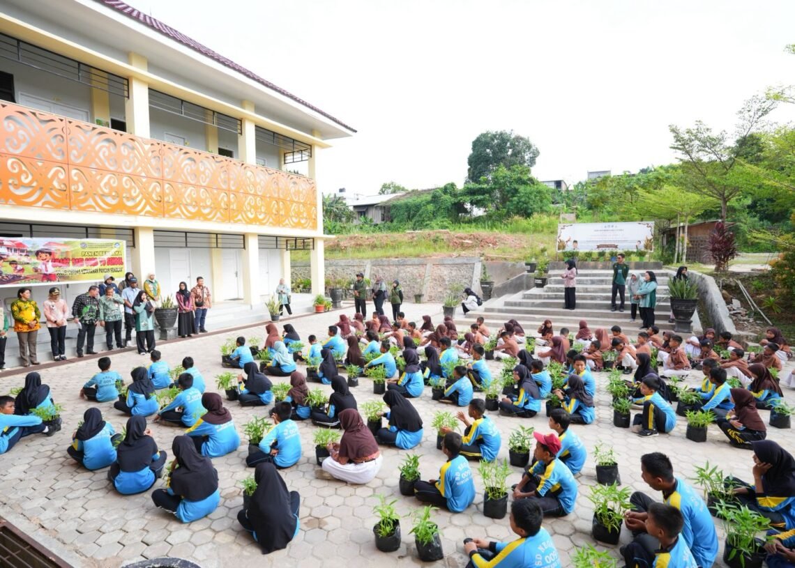 Panen Perdana Kangkung Jadi Bukti Keberhasilan Program Smartani Goes To School