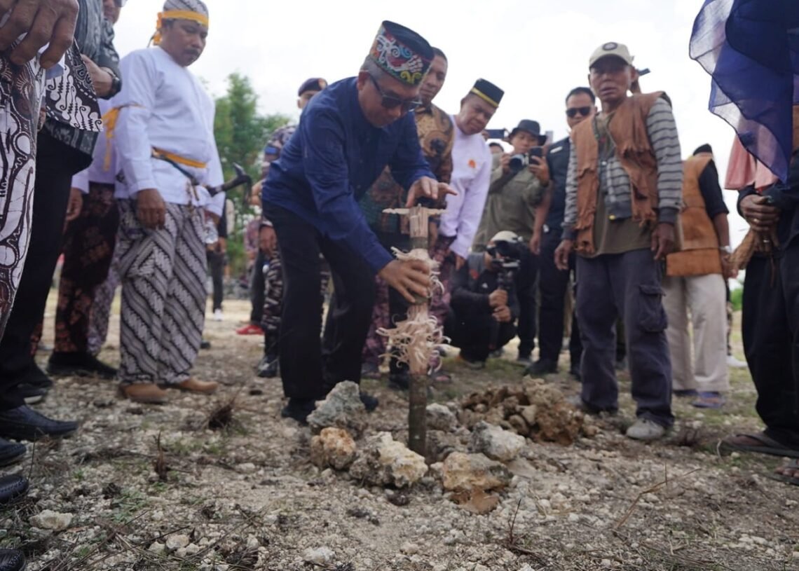 Jangkar Moral di Tengah Gepukan Industri: Saat Hukum Adat Kutai Jadi Kemudi Pembangunan Kutim