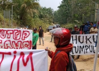 Petani Tepian Makmur Kepung PT AWS: “Kami Menolak Dimiskinkan di Tanah Sendiri”