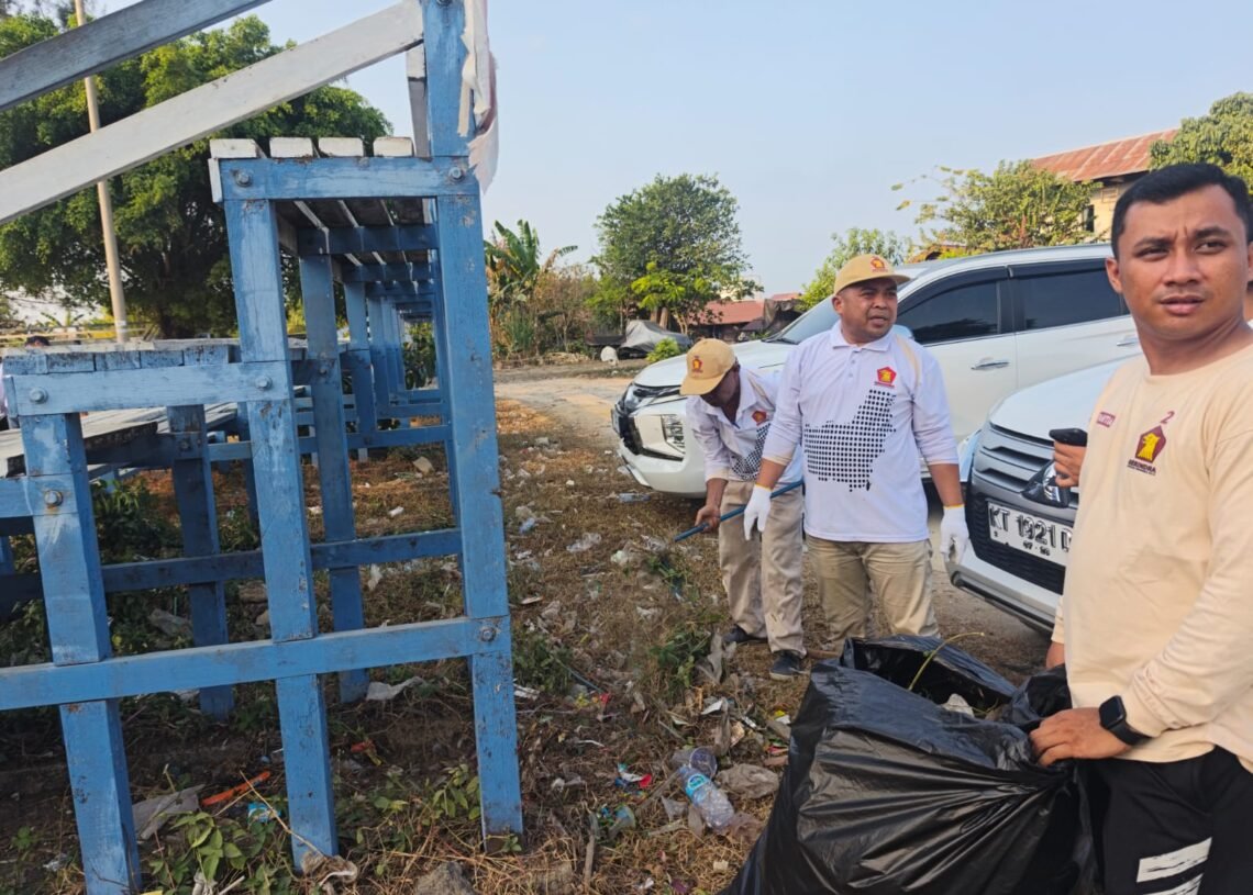 Agus Haris Pimpin Kader Gerindra Bontang Bersihkan Lingkungan Kampung Baru